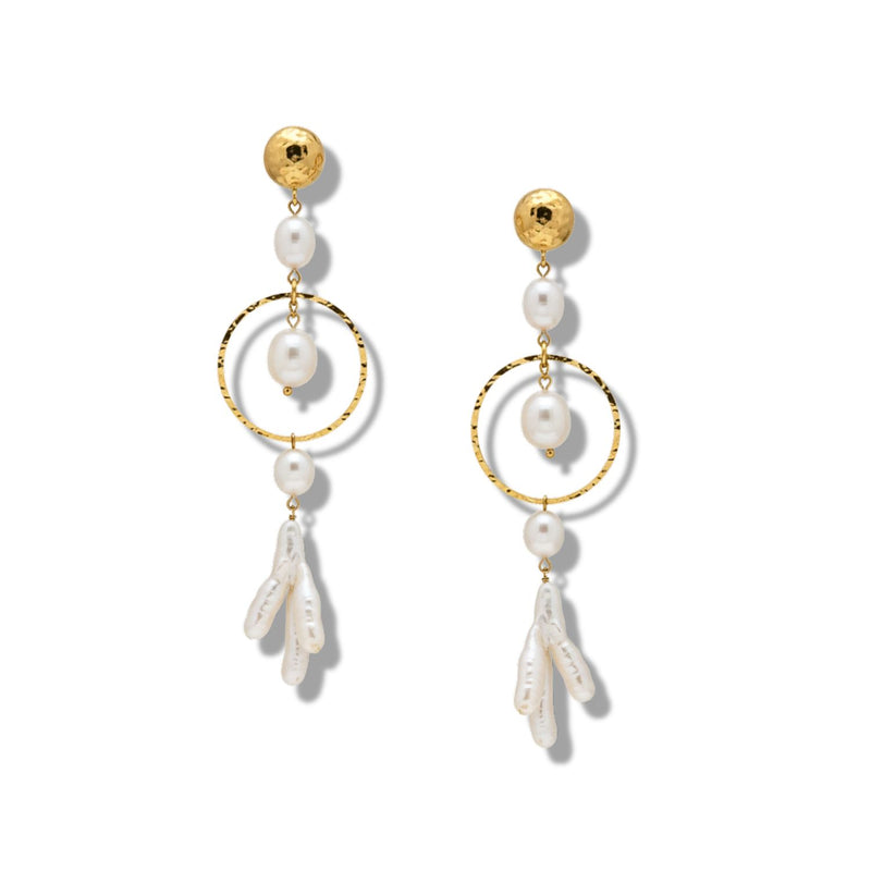 Ciara パール Dangle イヤリング JAREDJAMINの ジュエリーオンライン feature 18k ゴールド hammered スタッド, 揺れる freshwater パール, large テクスチャード フープ,とthree ホワイト コーラル-shaped チャーム on each フープ, 表示された a plain 白い背景.