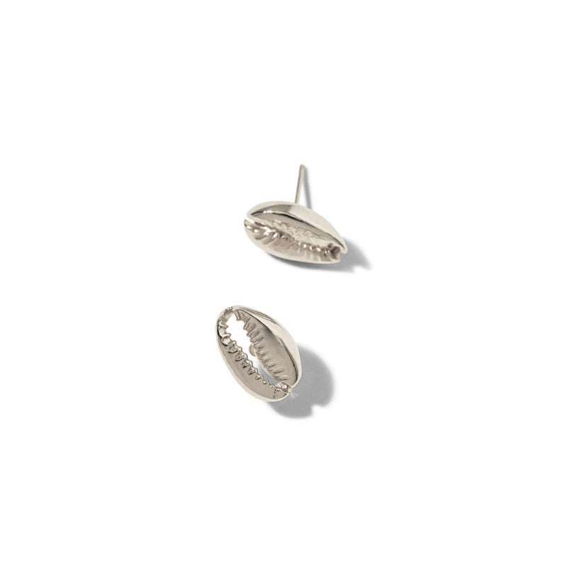 JAREDJAMIN Joyería Online's plata Cowrie pendiente de botón Post pendientes are shaped like cowrie shells. mostrado sobre a fondo blanco, one lies flat to reveal its ridged opening while the other angles upward, showcasing this unique coastal-inspired design.