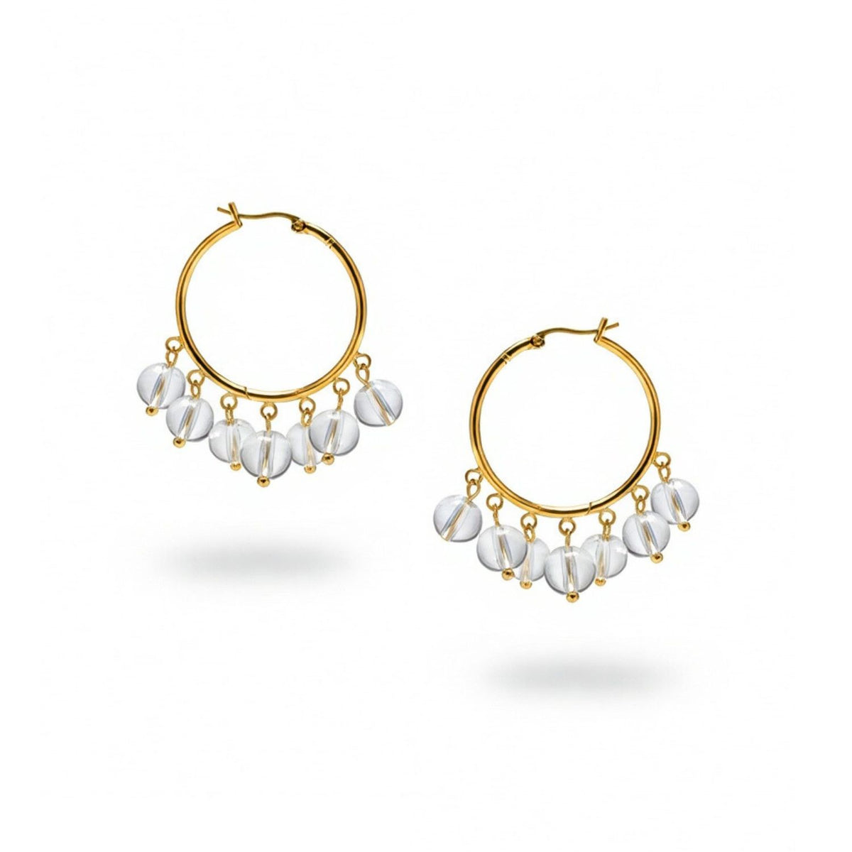 Les Daniela créole Quartz boucles d'oreilles de JAREDJAMIN Bijoux en Ligne are plaqué or créoles adorned avec seven clear round quartz beads. Perfect for daily wear, they're présenté sur a fond blanc avec soft bead shadows.