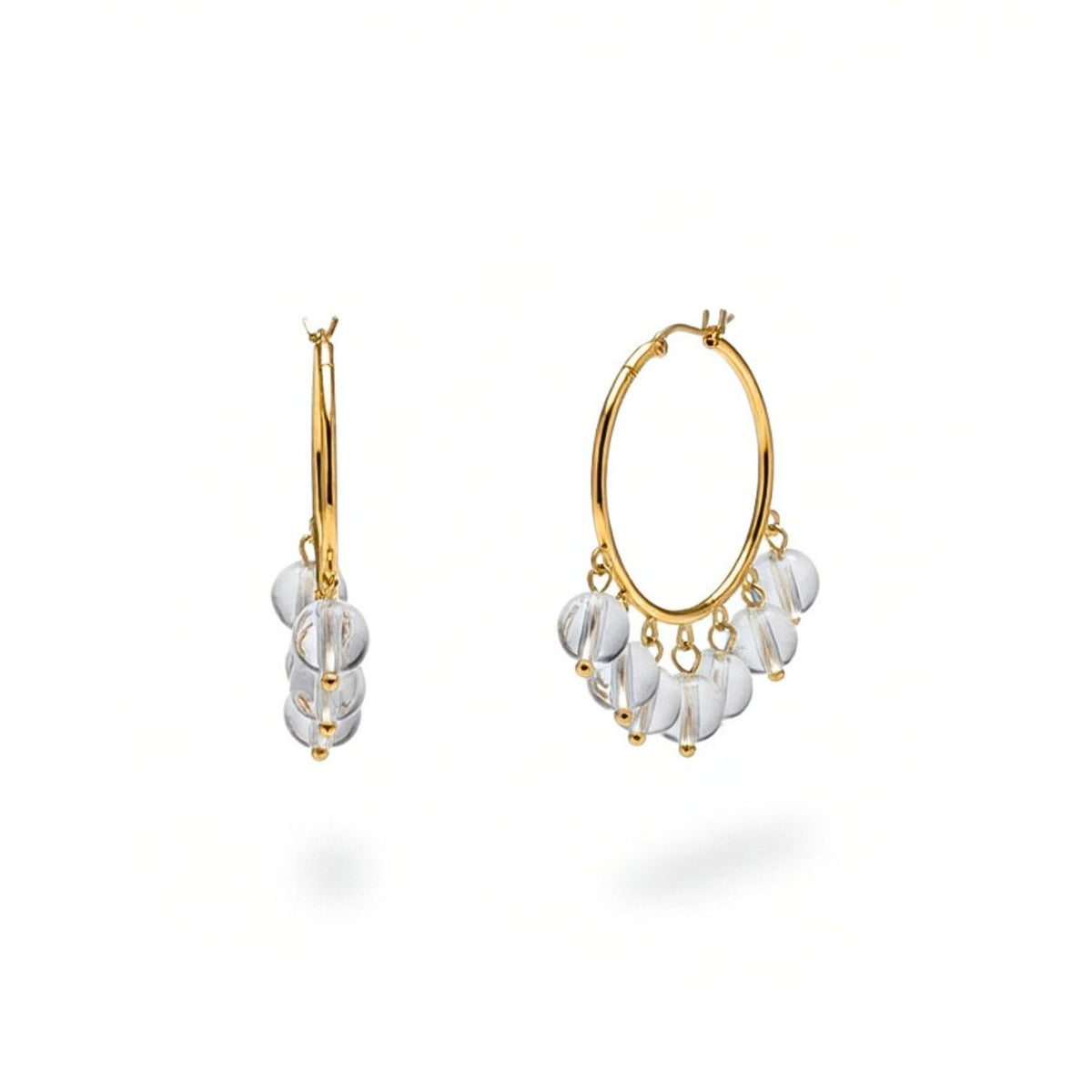 Les Daniela créole Quartz boucles d'oreilles par JAREDJAMIN Bijoux en Ligne présentent plaqué or créoles, each avec five clear quartz beads pour un balanced, élégant look—ideal for everyday wear et photographed sur un plain fond blanc.