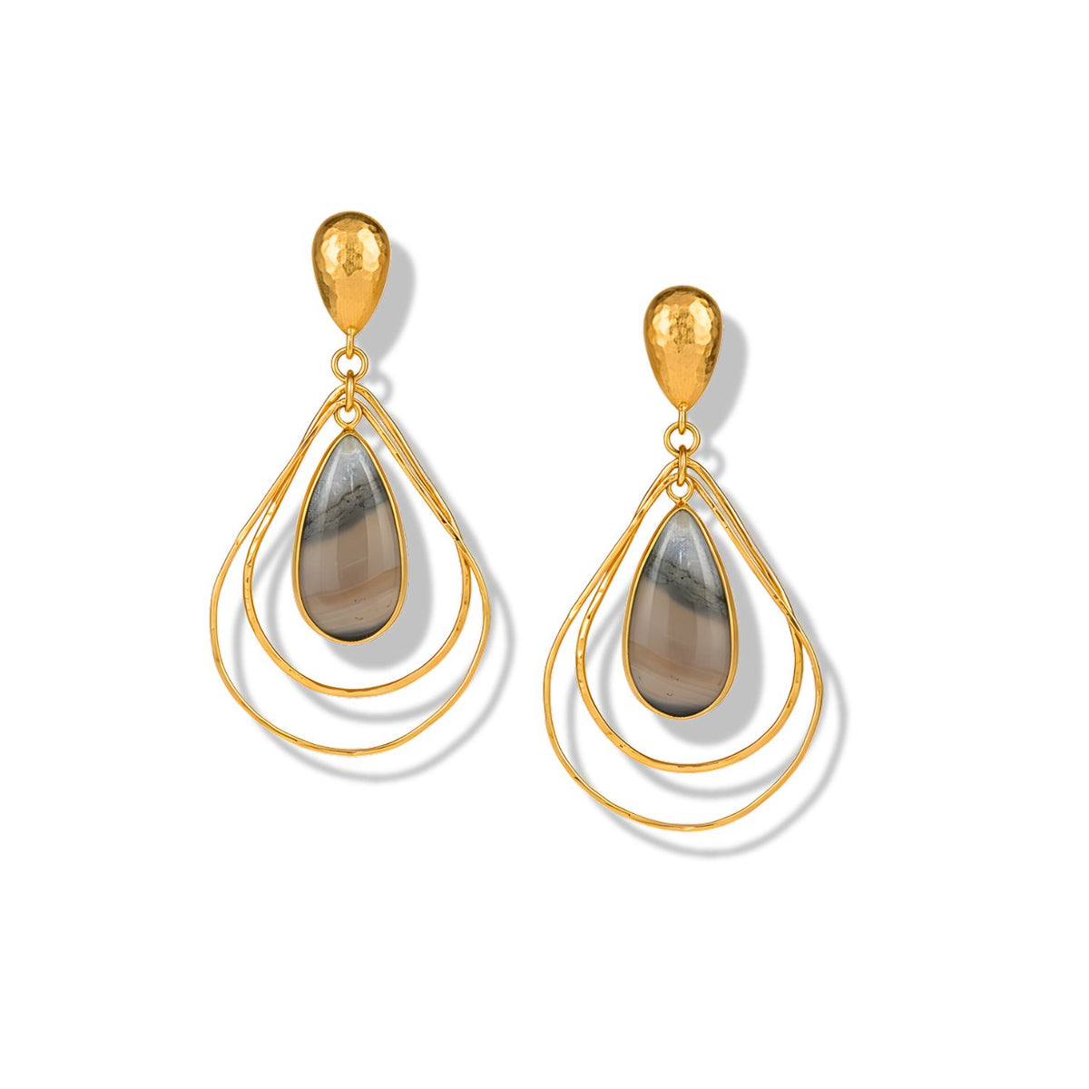 Les Darlena or Agate pendante boucles d'oreilles par JAREDJAMIN Bijoux en Ligne présentent hammered teardrop puces, three overlapping or créoles, et a central brown et gray striped agate pendentif. présenté sur a fond blanc avec a subtle shadow.