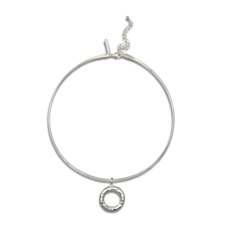 Los plata Doughnut colgante Collar collar de JAREDJAMIN Joyería Online is a minimalist, modern plata choker con an adjustable lobster clasp y a central texturizado doughnut colgante en un brillante finish.