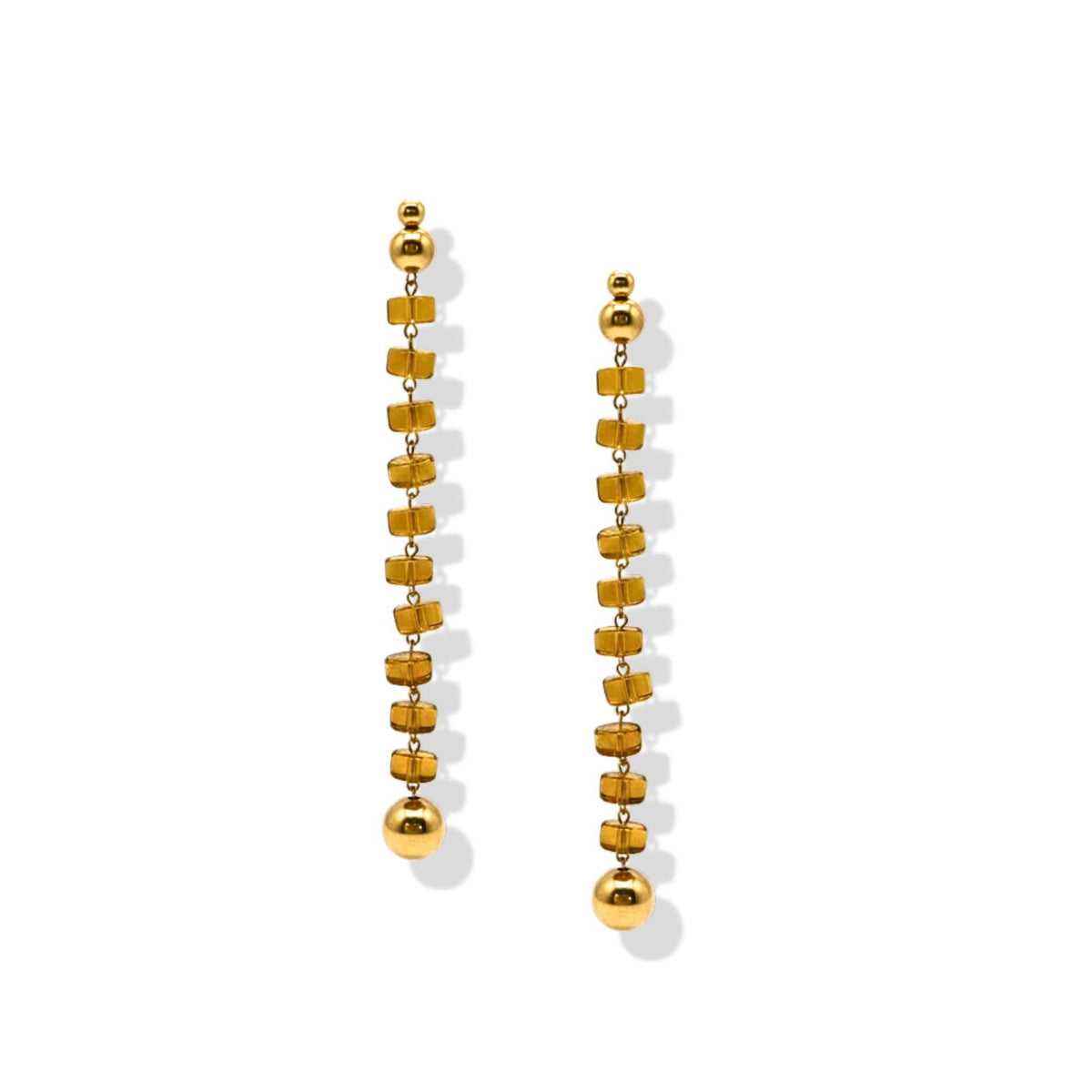 Les Erica Dangle Post boucles d'oreilles par JAREDJAMIN Bijoux en Ligne are montré sur a fond blanc. Each 18k plaqué or boucle d'oreille features linked or cubes, a brillant sphere at the bottom, et a smaller sphere as the top puce.