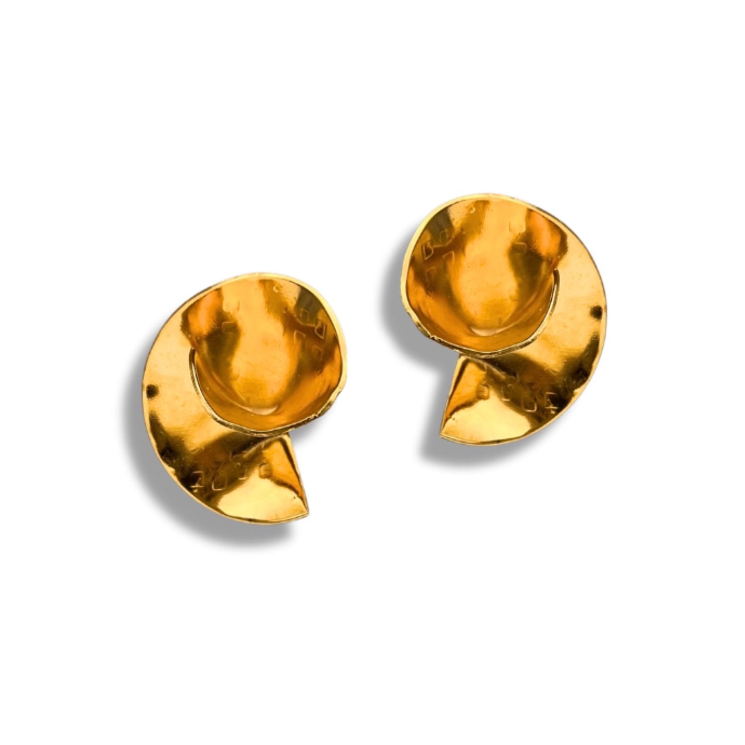 The Espiral Clip Earrings by JAREDJAMIN Jewelry Online feature an architectural spiral design in 18K gold plating, with a slightly hammered texture and elegant curves, inspired by modern art. Photographed on a plain white background.