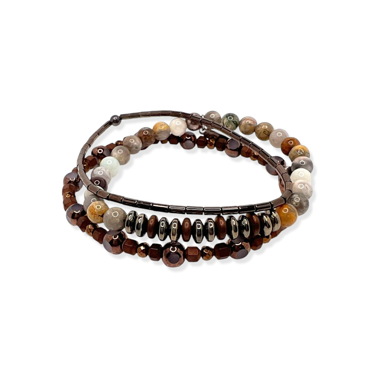 Los Fallen Creek pulsera Set de JAREDJAMIN Joyería Online features a three-strand beaded wrap con brown, gray, cream, metallic beads, y hematite spacers—an eye-catching accent—exhibido sobre a fondo blanco.
