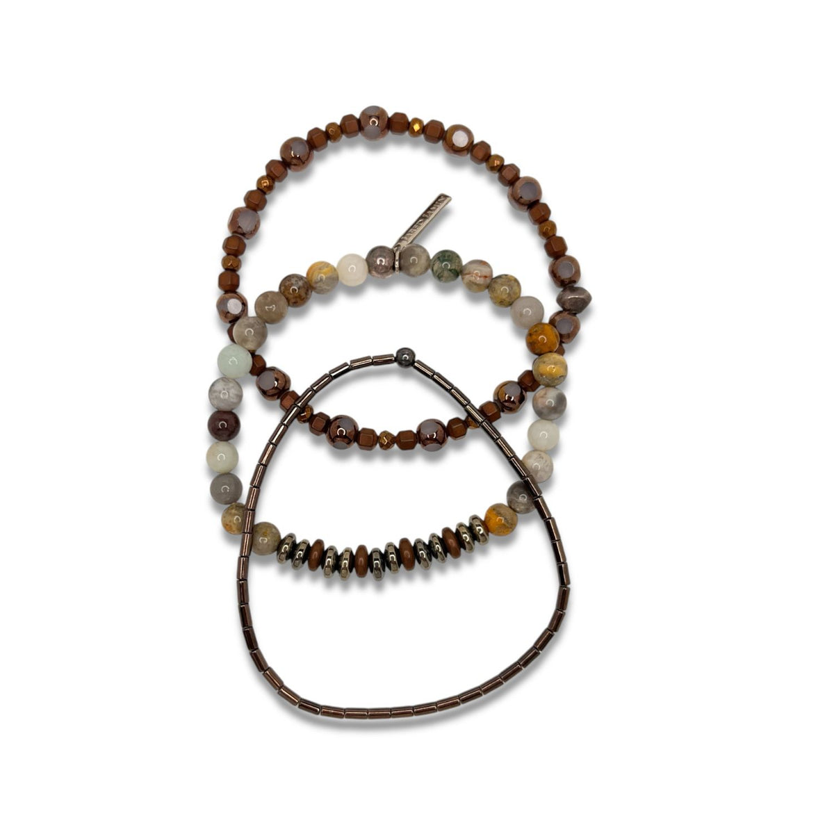 Los Fallen Creek pulsera Set de JAREDJAMIN Joyería Online features four beaded pulseras in earthy tones y mixed bead shapes, arranged overlapping sobre un fondo blanco para un richly texturizado, layered look.