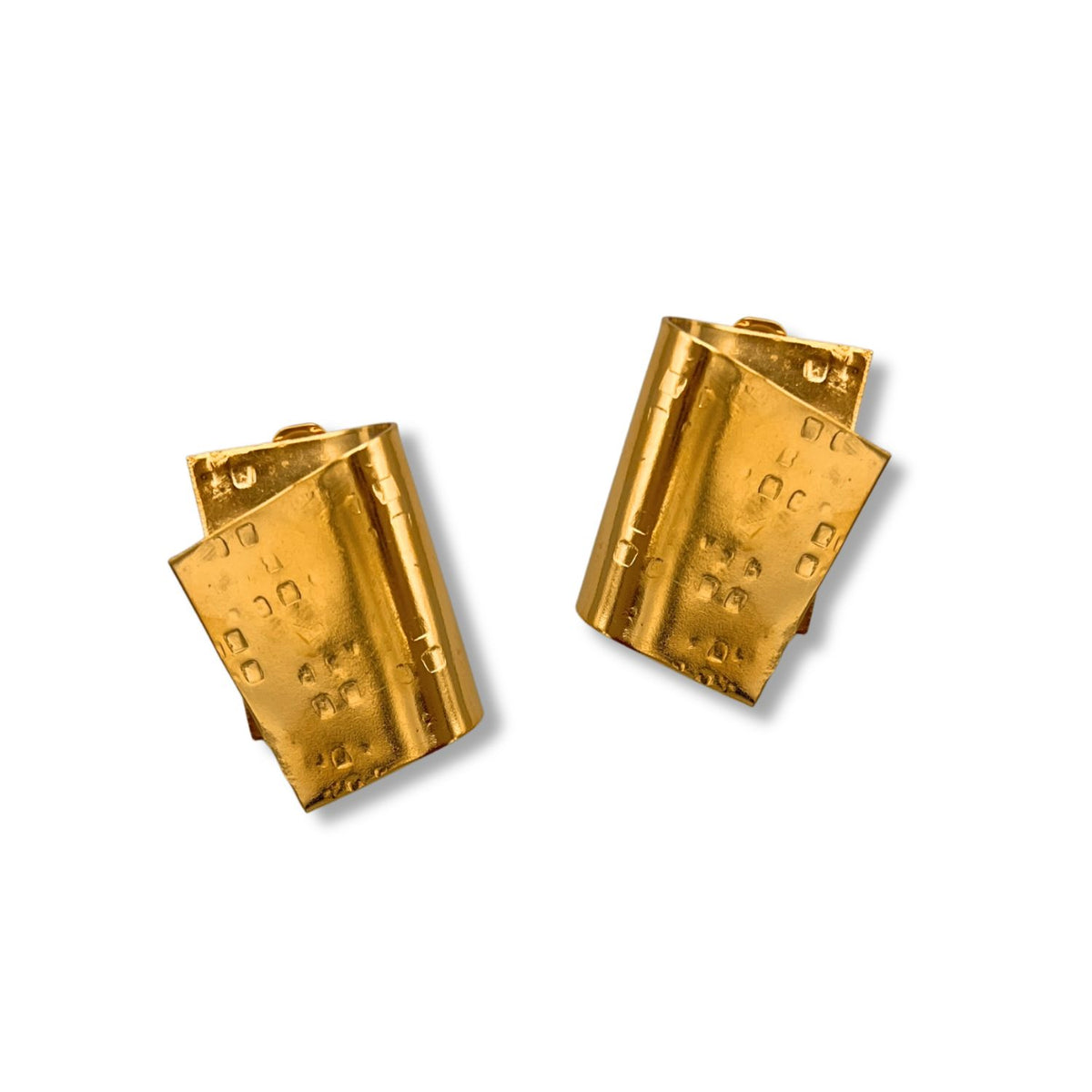 Les Fold Over Clip boucles d'oreilles par JAREDJAMIN Bijoux en Ligne are 18k or plated avec an abstract geometric, layered folded design et subtle square textures, montré sur a fond blanc.