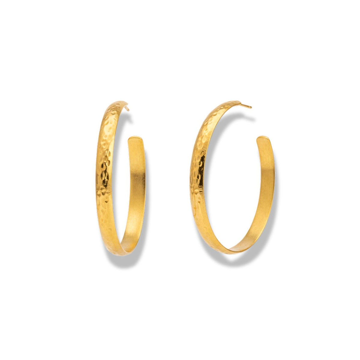 Les Galilea texturé créole Post boucles d'oreilles par JAREDJAMIN Bijoux en Ligne présentent medium-sized, hammered or créoles avec a wide, flat surface that reflects light. Each open-back boucle d'oreille forms a partial circle et casts a shadow beneath.