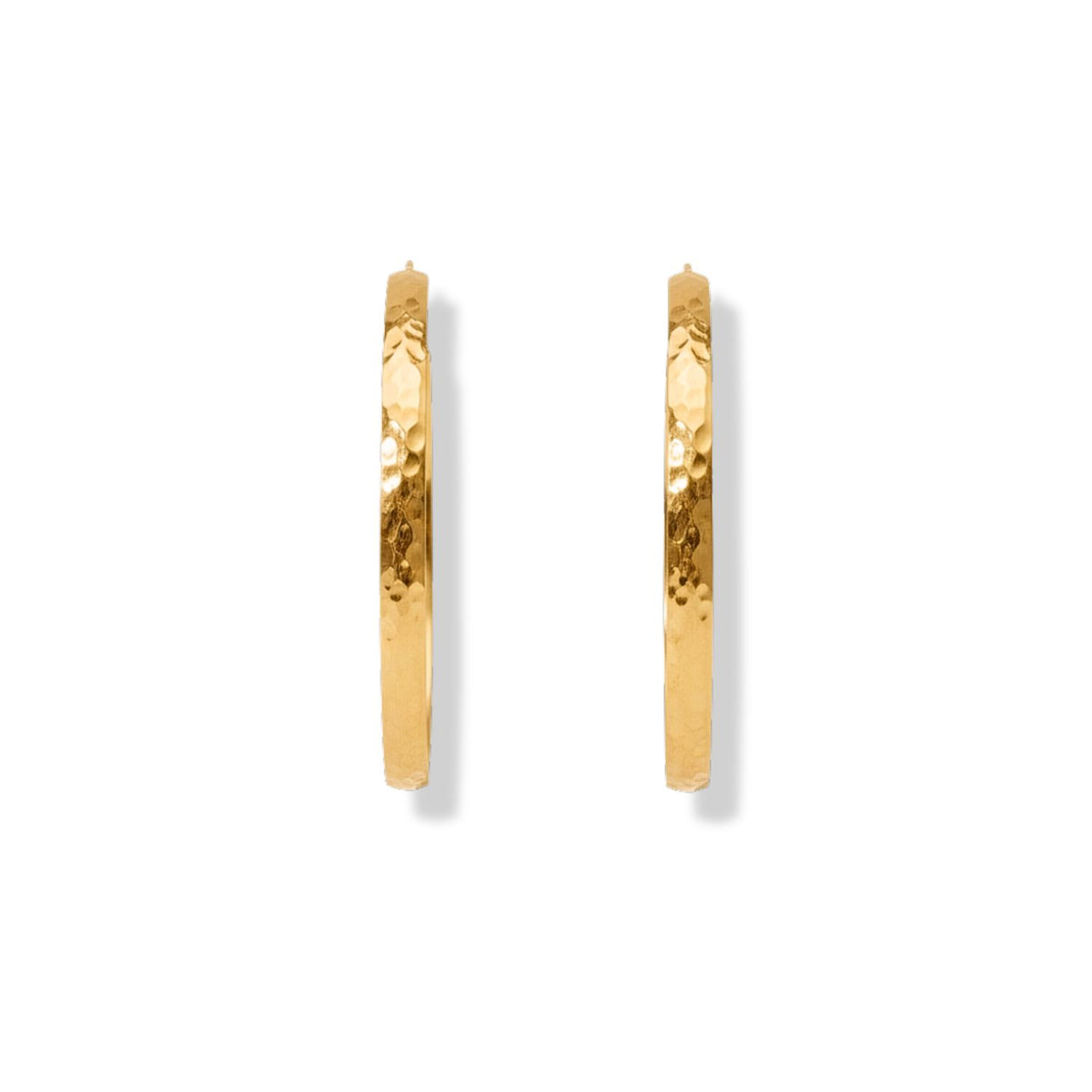 Les Galilea texturé créole Post boucles d'oreilles par JAREDJAMIN Bijoux en Ligne are or créoles avec a hammered finish, shown vertically et symmetrically against a fond blanc to highlight their brillant, reflective texture.