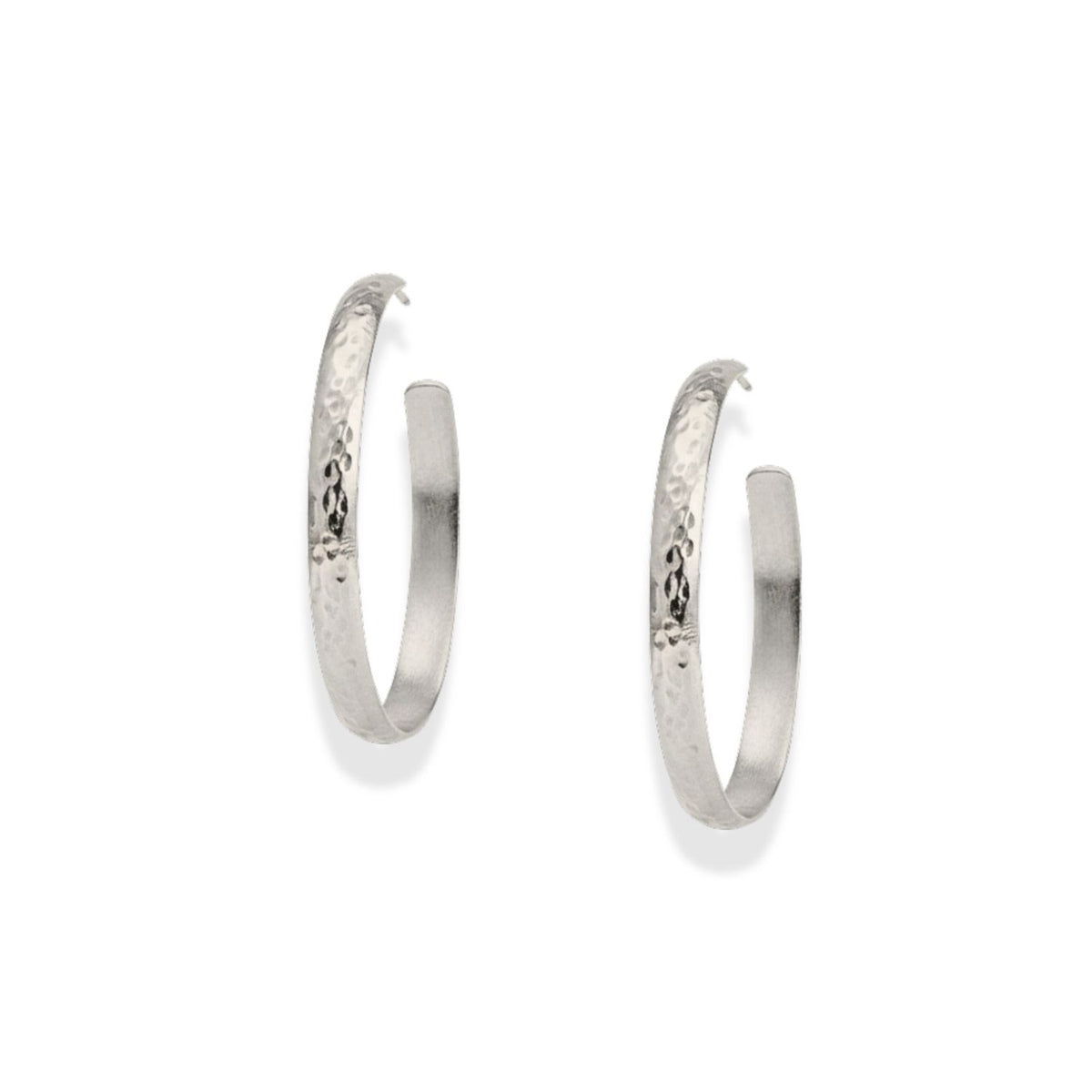 Les Galilea texturé créole Post boucles d'oreilles par JAREDJAMIN Bijoux en Ligne présentent a hammered argent finish et open circle design. Their artisanal texture softly reflects light, giving these élégant boucles d'oreilles a simple yet striking appearance against a fond blanc.