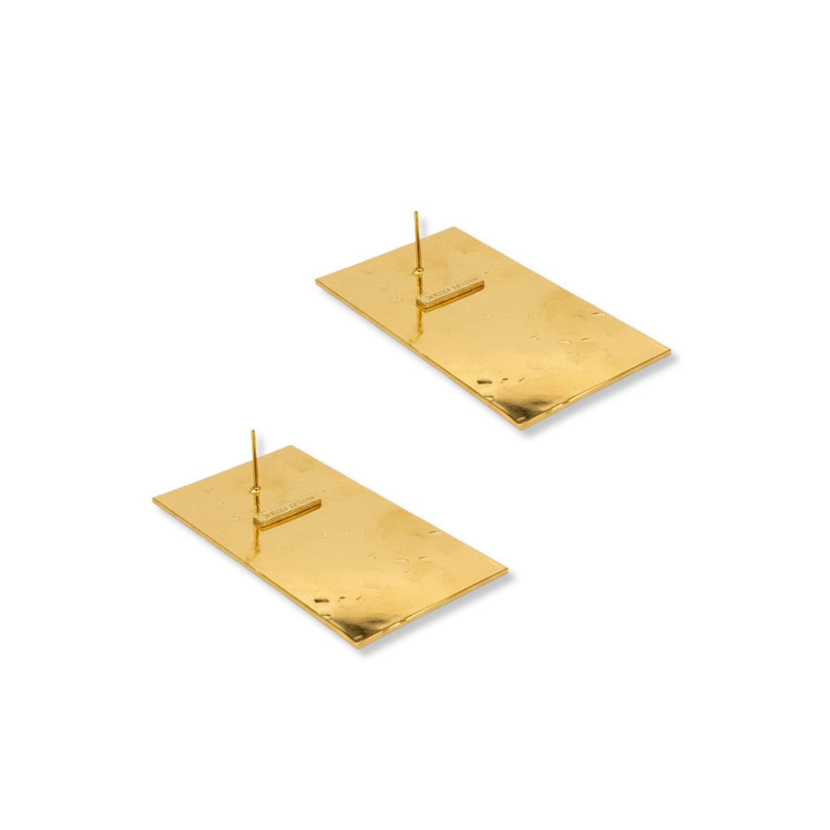 JAREDJAMIN ゴールド Cuszco Post イヤリング feature a rectangular design in 磨き上げた 18Kゴールドプレート metal, 付きの vertical post near edgeのためのsecure fastening. 表示された a plain 白い背景.