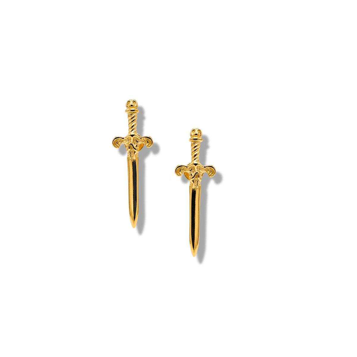Les or Lady Macbeth puce boucles d'oreilles par JAREDJAMIN Bijoux en Ligne présentent two sword-shaped imposant puces in 18K or plate, each avec a detailed hilt et smooth blade, showcased sur un fond blanc to highlight their shine et craftsmanship.