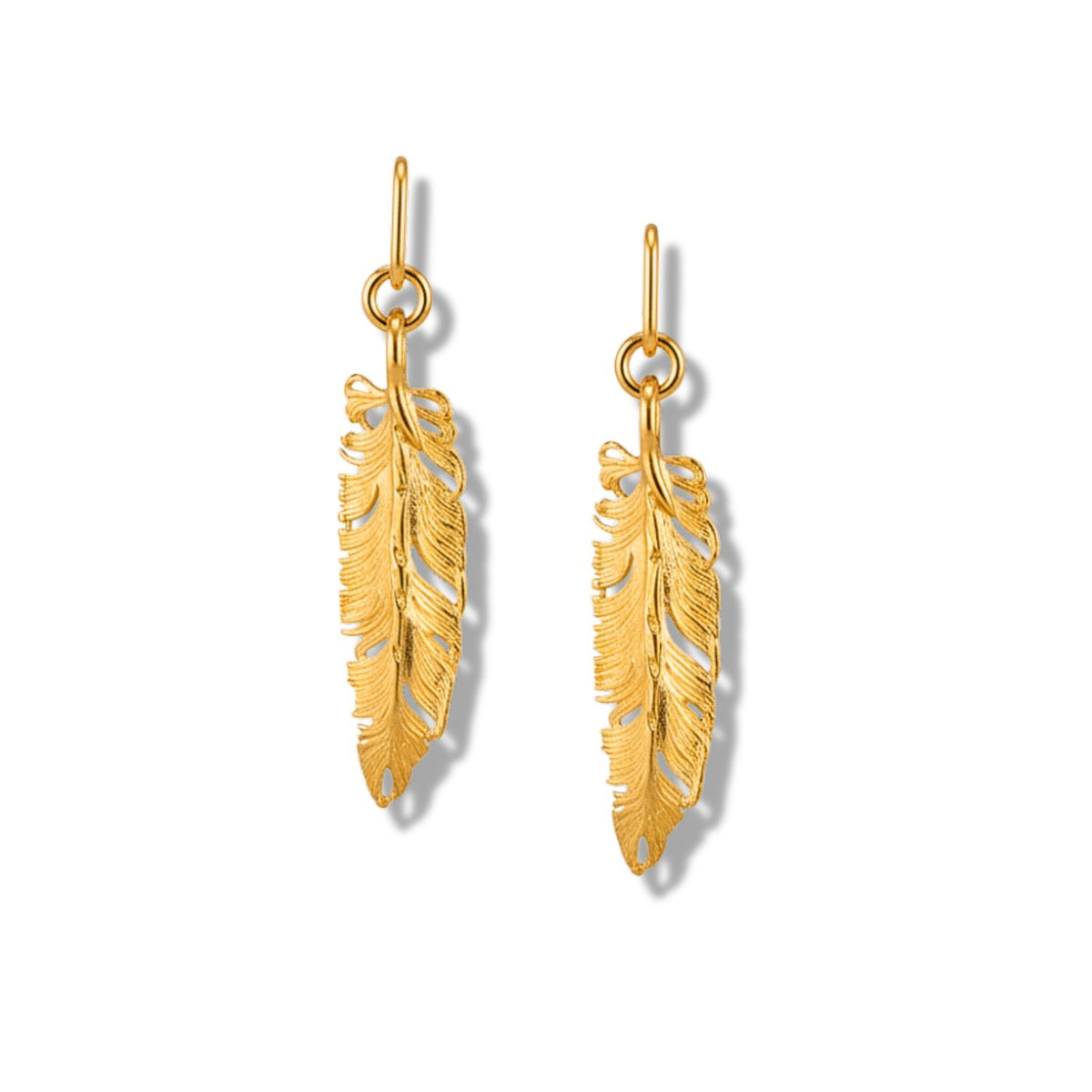 gros plan of the or Plume Dangle boucle d'oreille, showcasing the intricate feather texture, secure post-back, et clear e-coating for lasting durability.
