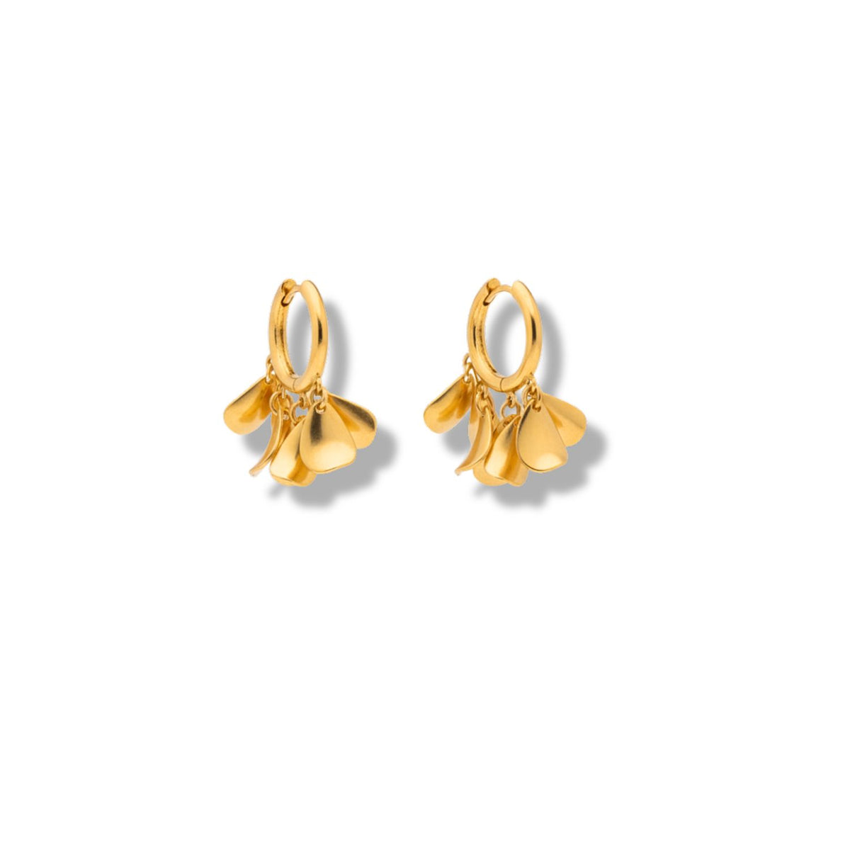 Les JAREDJAMIN Bijoux en Ligne Small Large Petali Click-Top créole boucles d'oreilles are 18K plaqué or, lightweight créoles, each avec three poli, petal-shaped breloques that dangle below the brillant finish, montré sur a plain fond blanc.