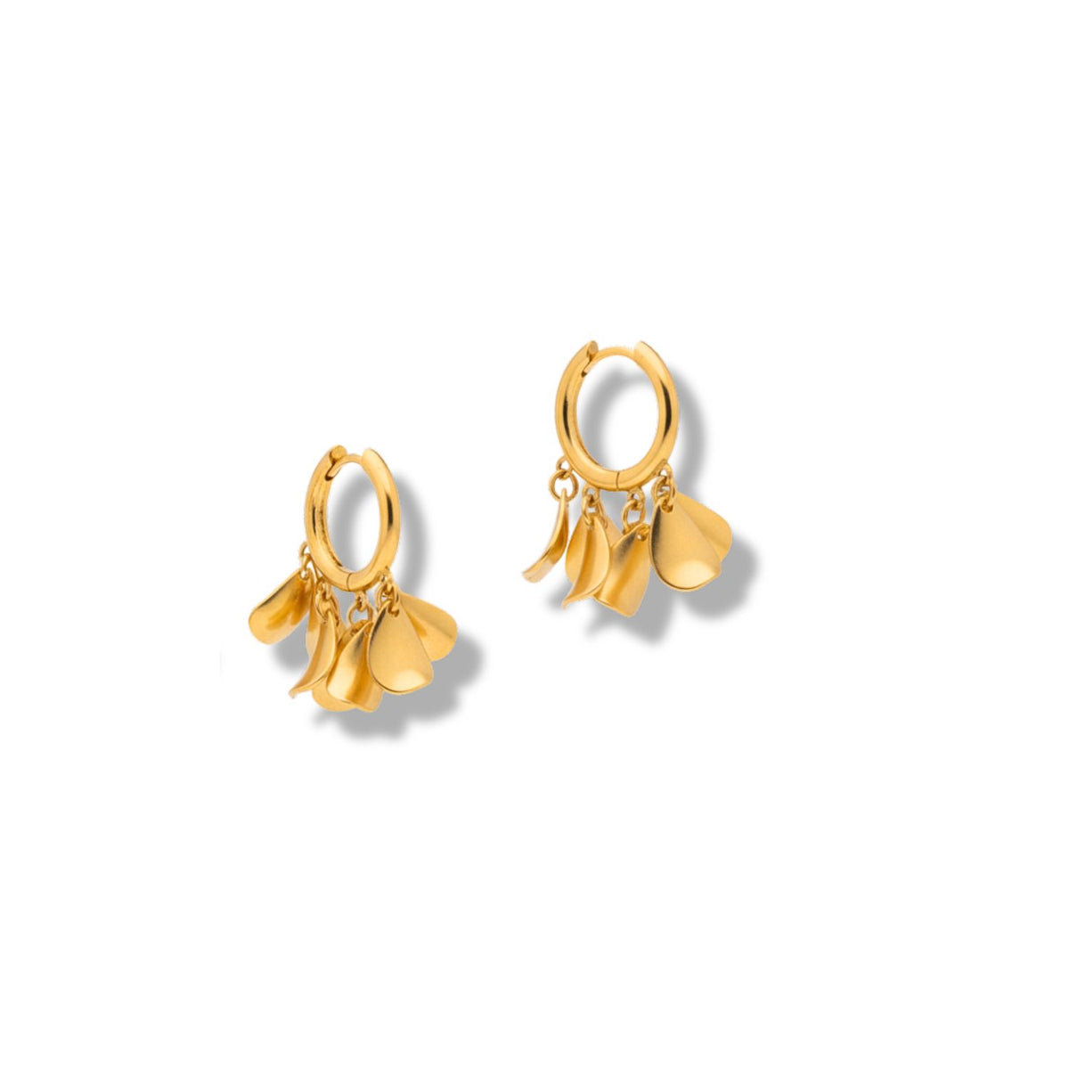 Les Small Large Petali Click-Top créole boucles d'oreilles par JAREDJAMIN Bijoux en Ligne présentent five curved or petal breloques on each 18K plaqué or sculpted créole, creating a brillant, délicat, et élégant look against a fond blanc.