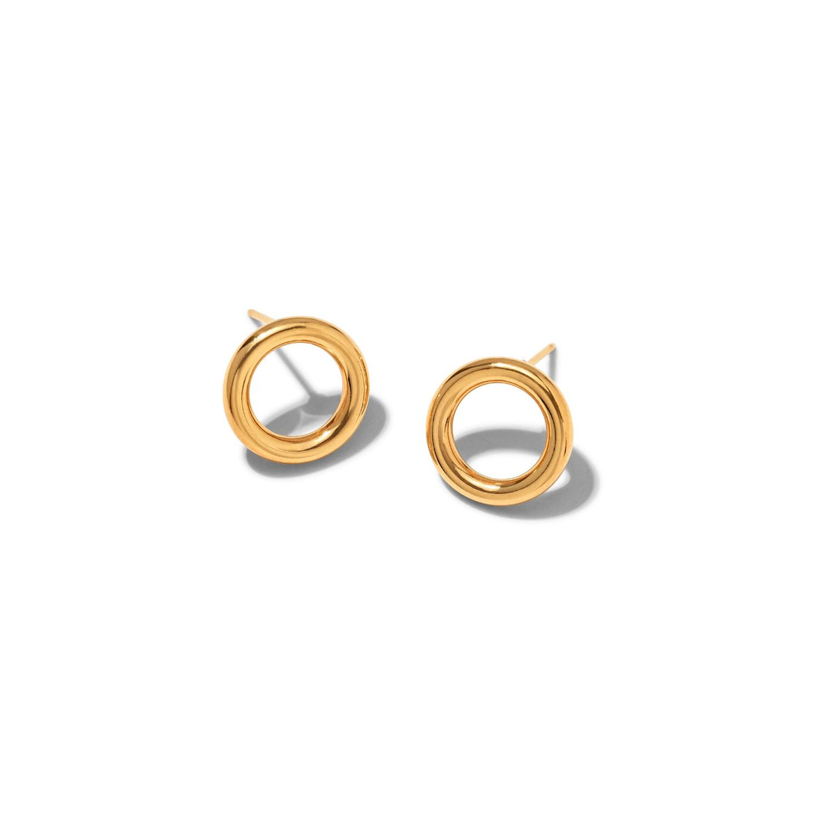 Les or Small Rhodri Circular Post boucles d'oreilles par JAREDJAMIN Bijoux en Ligne présentent double-looped, smooth, brillant 18K plaqué or hollow circles. montré sur a fond blanc avec faint shadows to the right.