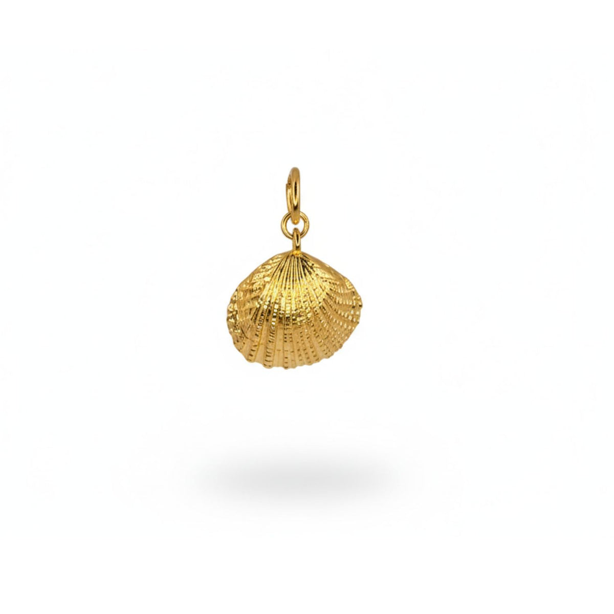 Les Hidden Glimmer pendentif breloque par JAREDJAMIN Bijoux en Ligne features a texturé 18k plaqué or seashell design avec a small loop for easy attachment, montré sur a plain fond blanc avec a subtle shadow beneath.