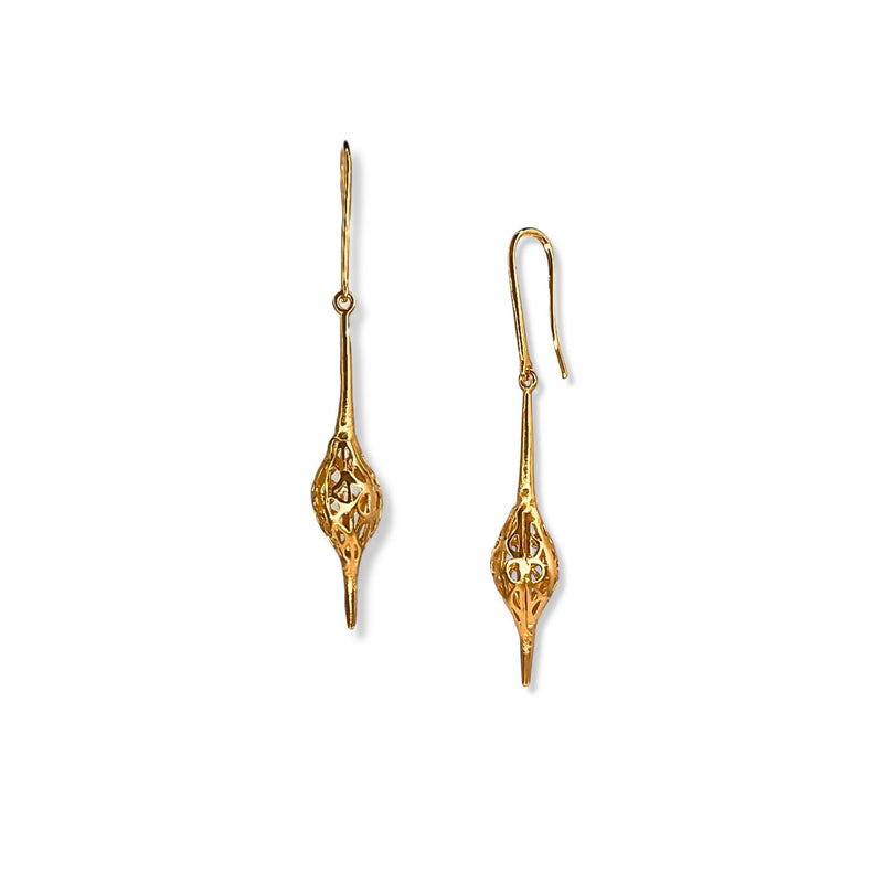 Les or Jeannie pendante Hook boucles d'oreilles par JAREDJAMIN Bijoux en Ligne présentent élégant 18K or plating, elongated French hooks, et intricate, hollow teardrop designs avec délicat openwork pour un lightweight, whimsical look.