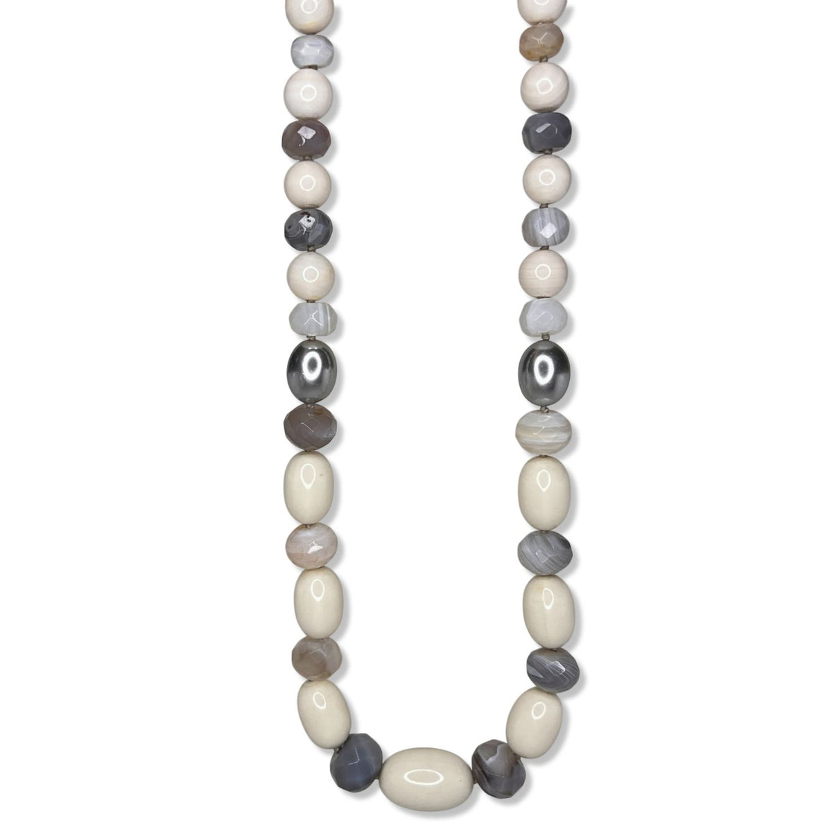 Los Montana Quarry collar de JAREDJAMIN Joyería Online features hand-knotted vintage lucite oval y round beads in cream, beige, gray, y taupe con smooth pulido surfaces, marbled y striped para un natural look.