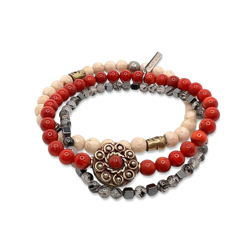 レッド Barron ブレスレット Set JAREDJAMIN製 ジュエリーオンライン 特徴とする coiled コーラル, beige,とmetallic gray beads 付きの シルバー floral medallion accented in レッドとmetallicsのためのa layered, bohemian style.