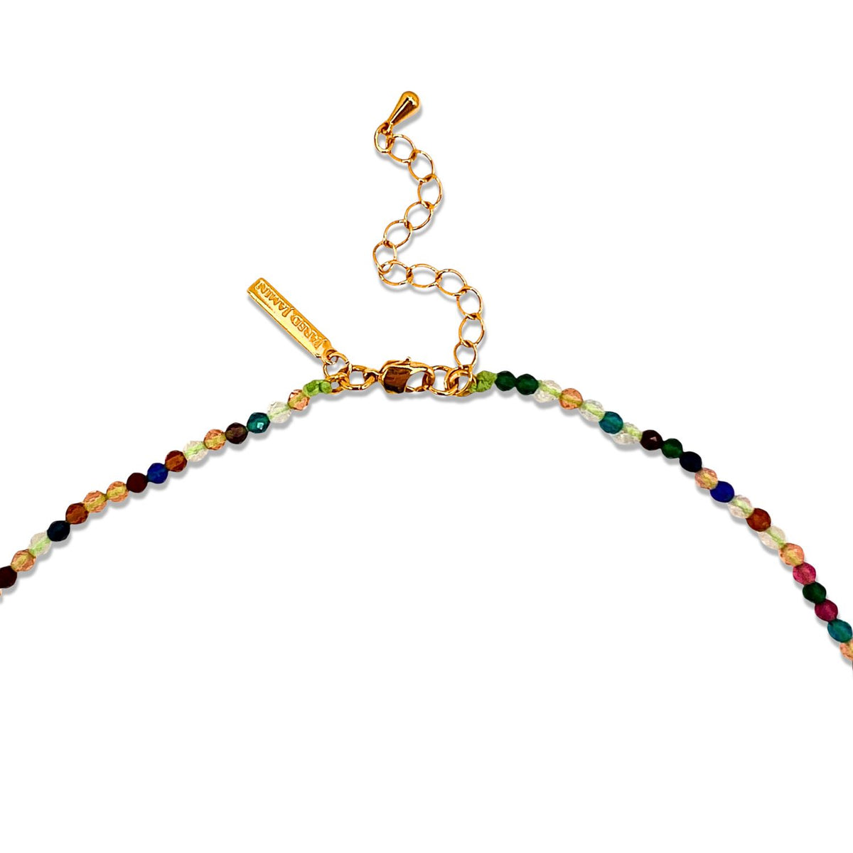 Los Rowan Multi Color collar de JAREDJAMIN Joyería Online features multi-colored faceted beads, a oro clasp, y an extender con a oro engraved tag. Los vibrant rainbow beads stand out elegantly against the plain fondo blanco.