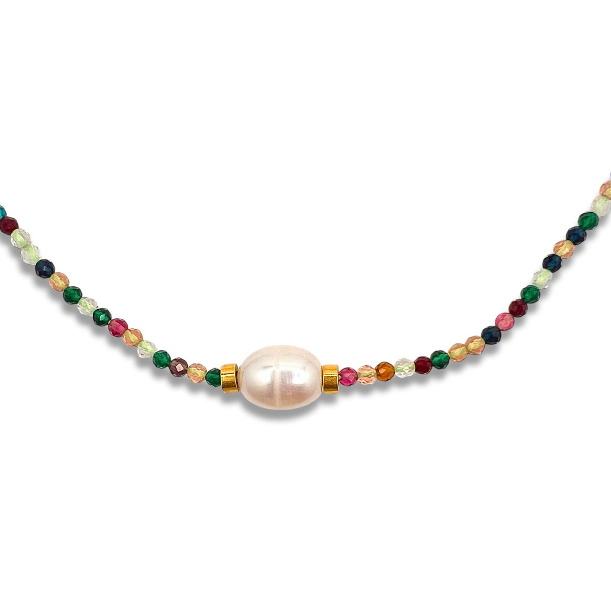 Los Rowan Multi Color collar de JAREDJAMIN Joyería Online features a large oval white freshwater perla, oro spacers, y faceted beads in green, red, blue, yellow, y pink. Adjustable length. mostrado sobre a fondo blanco.