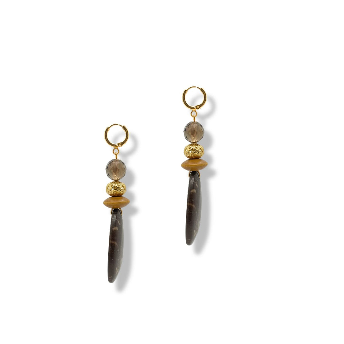 Les Velvet Drops Jasper boucles d'oreilles par JAREDJAMIN Bijoux en Ligne présentent or créoles avec plaqué or accents, a round faceted bead, a texturé bead, et long dark horn-shaped pendants set against a fond blanc.