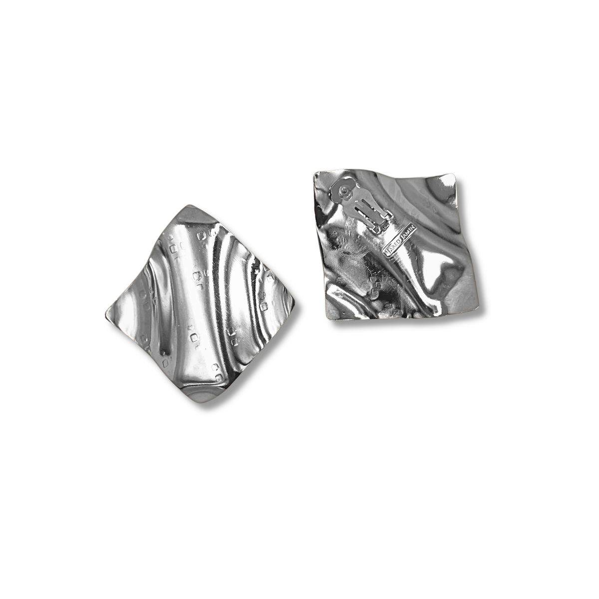 Les Whitney Wave boucles d'oreilles par JAREDJAMIN Bijoux en Ligne présentent two poli argent squares avec wavy, fabric-inspired texture; the left has scattered indents, while the right adds a small engraved logo et emblem in the upper right.