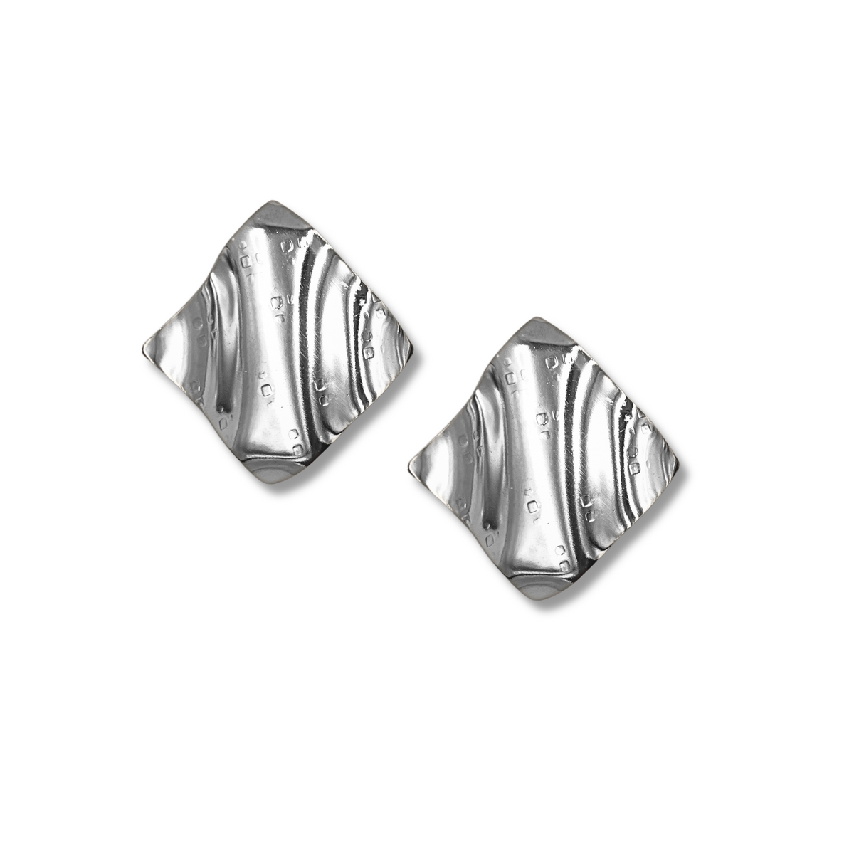 Les Whitney Wave boucles d'oreilles par JAREDJAMIN Bijoux en Ligne are argent, diamant-shaped avec a wavy, fabric-like texture et brillant finish. artisanal avec small texturé dots pour un modern look, these boucles d'oreilles are montré sur a fond blanc.