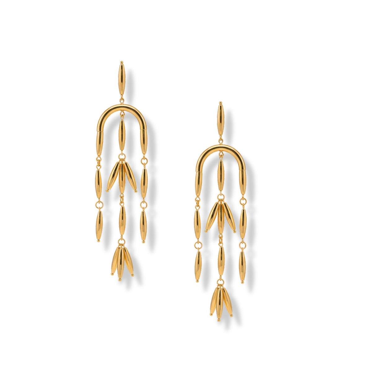 Los Wisteria Chandelier Post pendientes de JAREDJAMIN Joyería Online presentan elegante oro arches con three cascading chains, each adorned con bañado en oro beads y leaf-like dijes para un botanical effect. mostrado sobre a fondo blanco.
