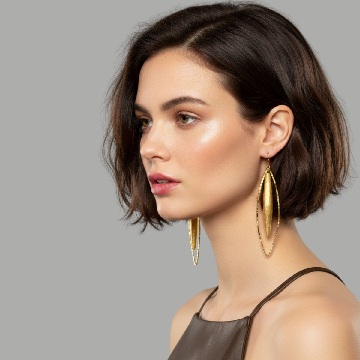 Zeppelin Hailey oro Leverback pendientes de JAREDJAMIN, crafted in brushed oro con signature texture, are showcased sobre un model. Artisanal craftsmanship small-batch, West Hollywood, sustainable de lujo low carbon, classic elegance.
