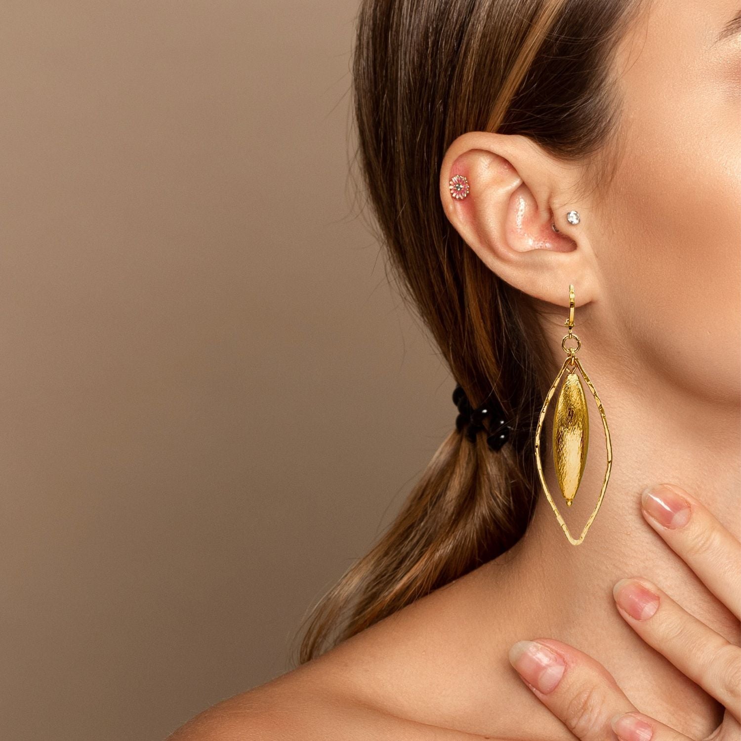 JAREDJAMIN Jewelry Online’s Zeppelin Haley Gold Leverback Earrings, Medium, feature 18K gold-plated, textured oval centers framed by open marquise-shaped wire and hang from secure leverback clasps for a chic modern look.