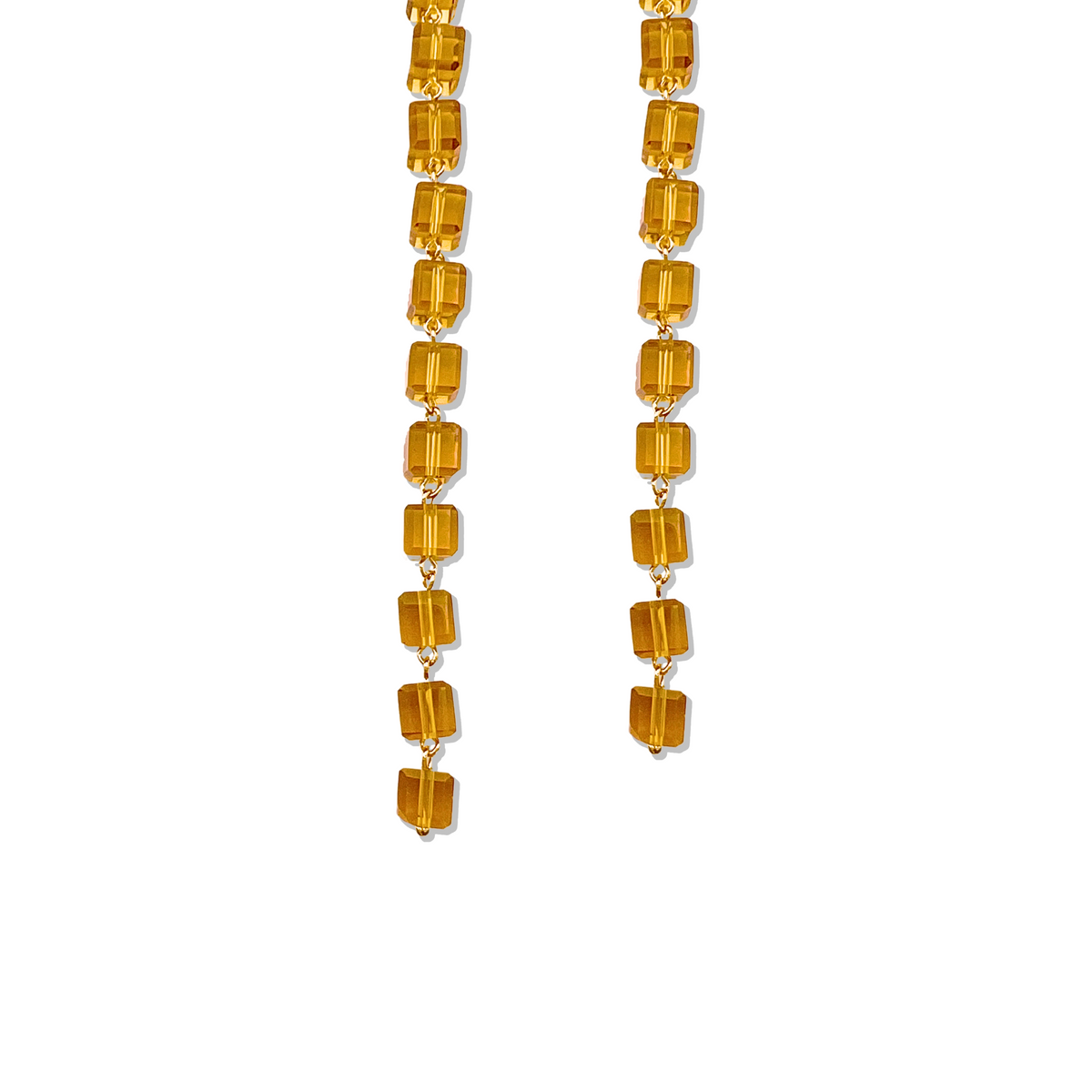Los Amber Building Block colgante pendientes de JAREDJAMIN Joyería Online presentan square translucent beads linked by 18K bañado en oro loops, arranged vertically y shown against a plain fondo blanco.