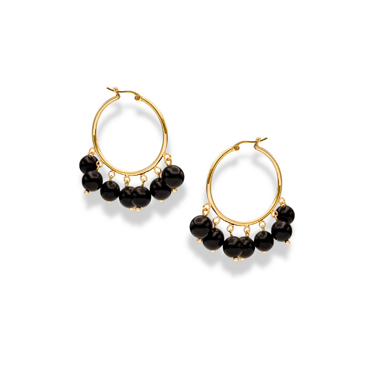 Les Daniela créole Onyx boucles d'oreilles par JAREDJAMIN Bijoux en Ligne présentent 18K or créoles, each avec five glossy black onyx beads et a latch-back closure, présenté sur a fond blanc.