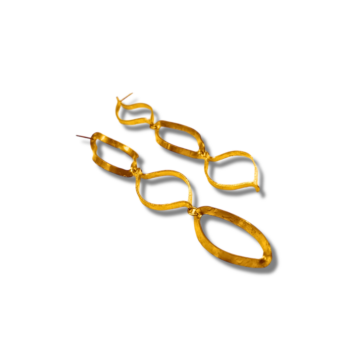 Los oro Darla Dangle pendientes de JAREDJAMIN Joyería Online presentan lightweight, wave-shaped, hammered 18k bañado en oro oval links arranged en un vertical design inspirado en a Los Angeles Design Studio.