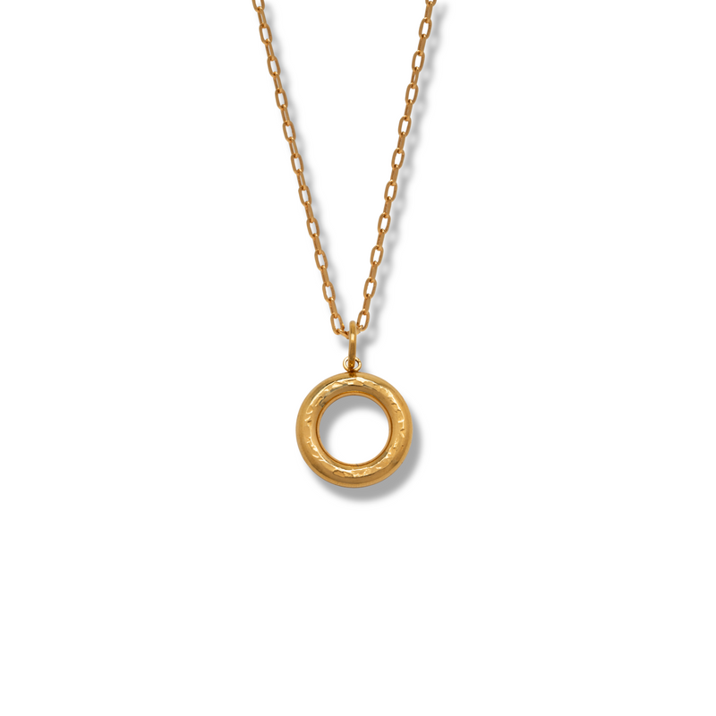 Los oro Hammered Doughnut colgante collar de JAREDJAMIN Joyería Online features a fine oro cadena y a pulido 18k hammered doughnut colgante, shown centrally sobre un fondo blanco con the collar casting a soft shadow rightward.