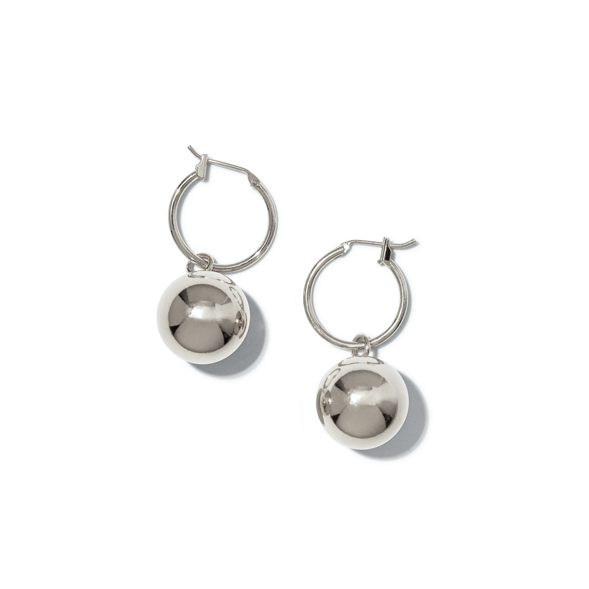 Los plata Orbita Ball dije Click-Top aro pendientes de JAREDJAMIN Joyería Online presentan brillante round metallic balls colgante from each aro, exhibido sobre a plain fondo blanco con bright highlights y soft shadows.