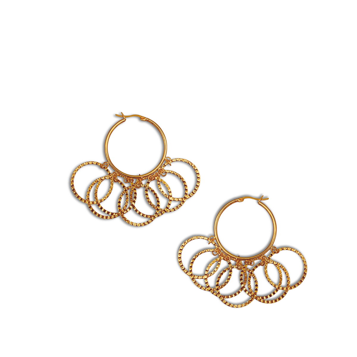 Les Zephyr créole Click-Top boucles d'oreilles par JAREDJAMIN Bijoux en Ligne présentent ornate 18K or créoles avec interlocking pendante bagues, each accented avec sparkling white stones et finished avec a secure latch-back closure.