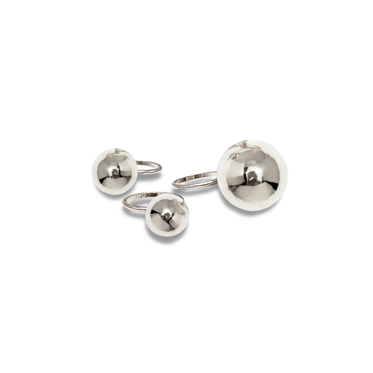 Los Orbita plata Three anillo Stack de JAREDJAMIN Joyería Online features three plata-plated anillos con reflective spheres in graduating sizes, crafted in their Los Angeles studio y shown against a fondo blanco.