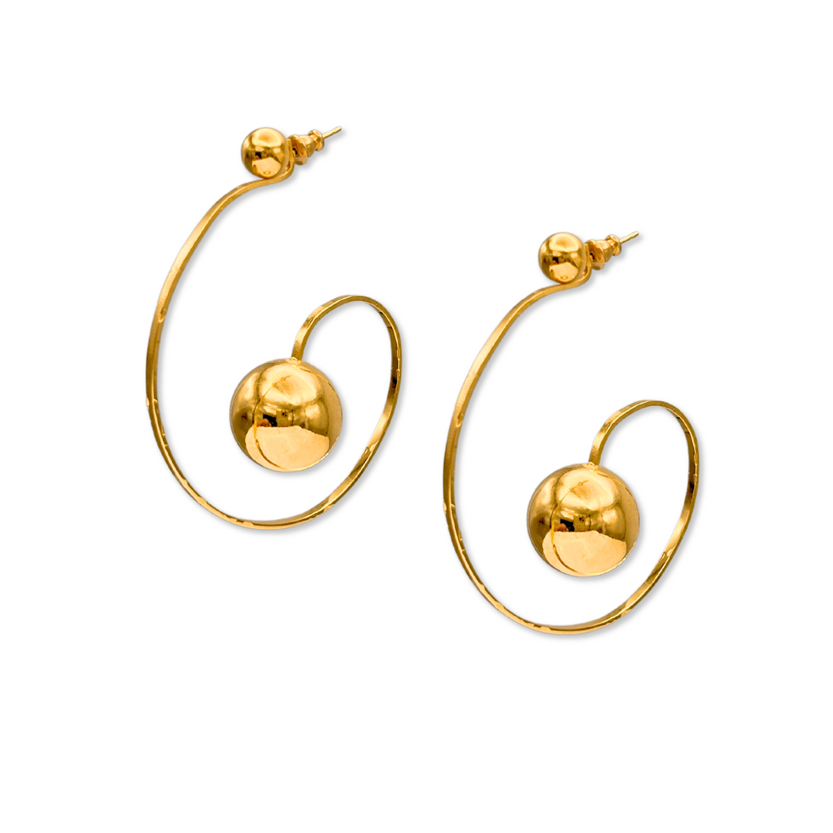 Les Orbita Swirl créole Post boucles d'oreilles par JAREDJAMIN Bijoux en Ligne présentent a modern spiral shape in 18K or, avec thin curved créoles ending in reflective beads et a smaller puce, all boasting a bright, texturé finish.