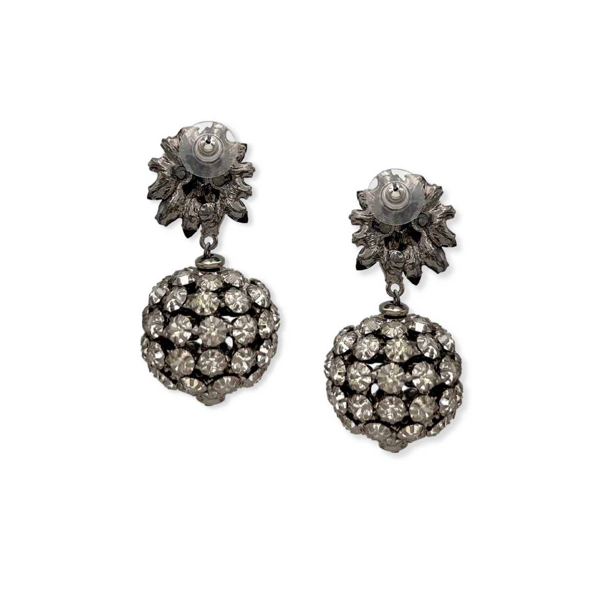 Les Sparkling Bloom boucles d'oreilles par JAREDJAMIN Bijoux en Ligne présentent floral-motif puces et cristal-studded spheres, avec pewter-cast posts for pierced ears—adding elegance to any look.