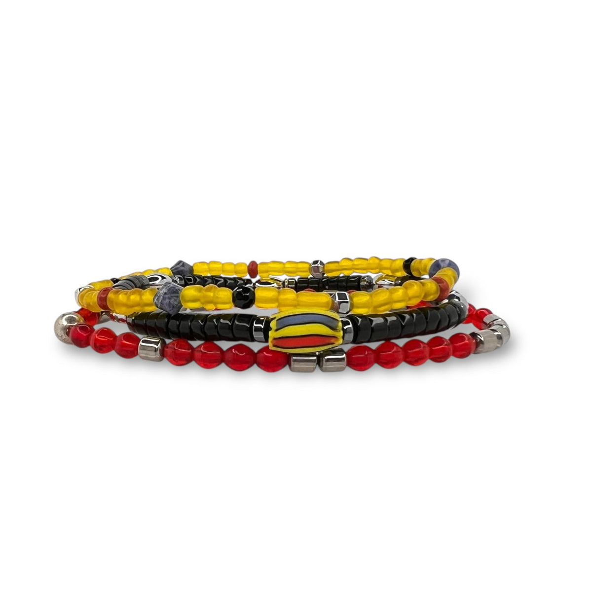 Samurai ブレスレット Set JAREDJAMIN製 ジュエリーオンライン includes four stretch ブレスレット in レッド, yellow, ブラック, シルバー,とdark パープルとラウンドとcylindrical beads. Some beads are metallic, creating a 大胆な, colorful layered look.