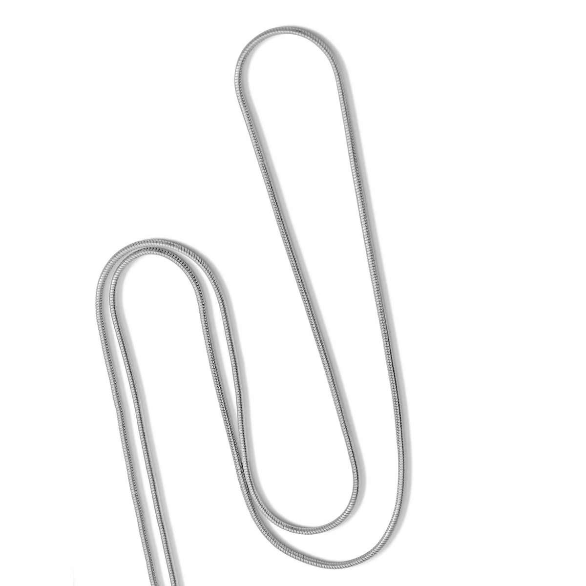 Lindy Y-ネックレス JAREDJAMINの ジュエリーオンライン 特徴とする a single シルバー braided cable arranged in smooth loops の上の 白い背景,とsubtle shadows accentuating its 洗練された, モダン metallic texture.