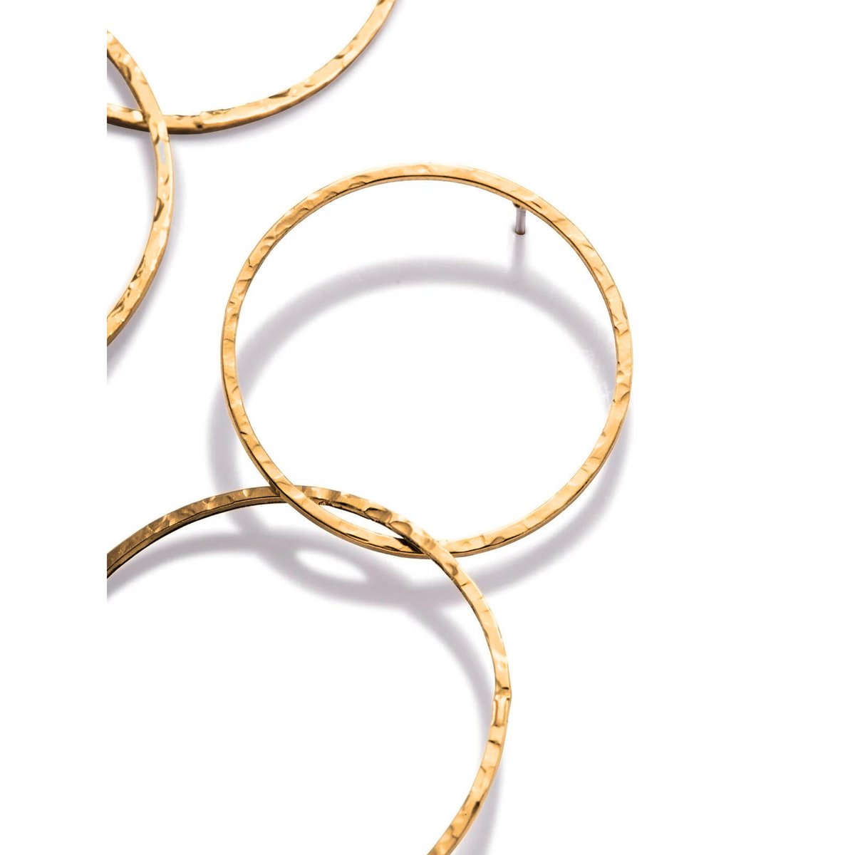 gros plan of large, round or Lindy Links Post boucles d'oreilles par JAREDJAMIN Bijoux en Ligne. These 18K or boucles d'oreilles présentent a hammered finish, never-tarnish E-coating, et their artisanal texture shines sur un fond blanc.