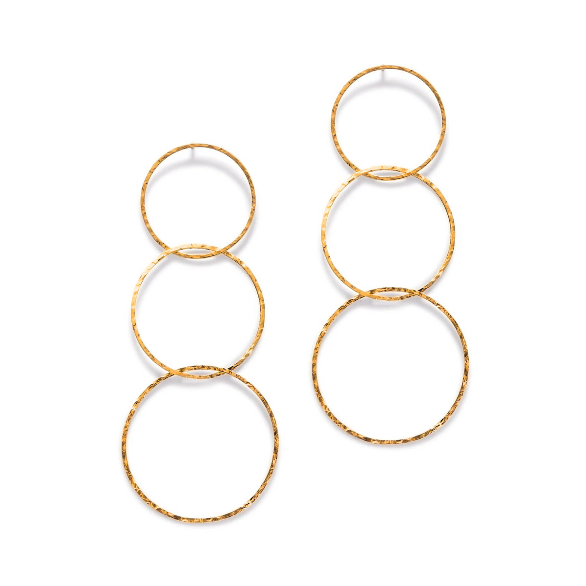 Les or Lindy Links Post boucles d'oreilles par JAREDJAMIN Bijoux en Ligne présentent three interlinked circles dans un vertical row, crafted from 18K or avec never-tarnish E-coating et a hammered finish pour un unique, artisanal look.