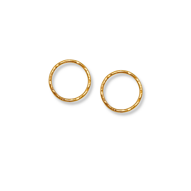 Les Medium Rhodri texturé Circular Post boucles d'oreilles par JAREDJAMIN Bijoux en Ligne, crafted in 18K or avec a hammered finish, are displayed flat sur un fond blanc avec soft shadows highlighting their artisanal look.