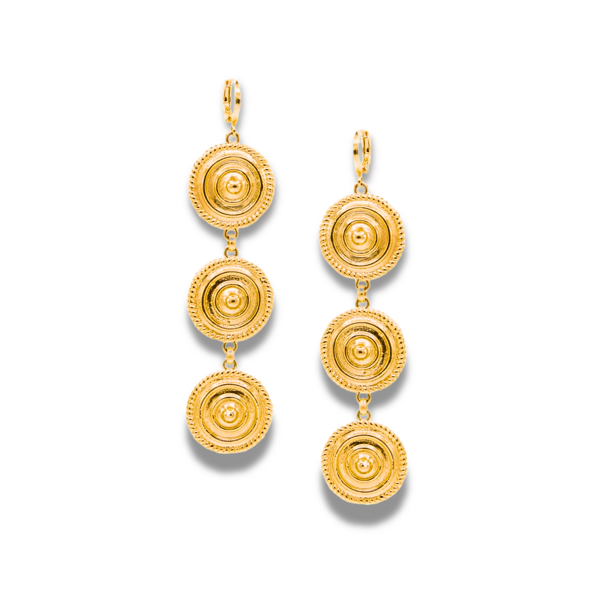 Les or Minerva Leverback boucles d'oreilles par JAREDJAMIN Bijoux en Ligne are 18K plaqué or pendante boucles d'oreilles avec three vertically connected ridged discs, texturé edges, et secure lever-back fastenings, shown against a fond blanc.