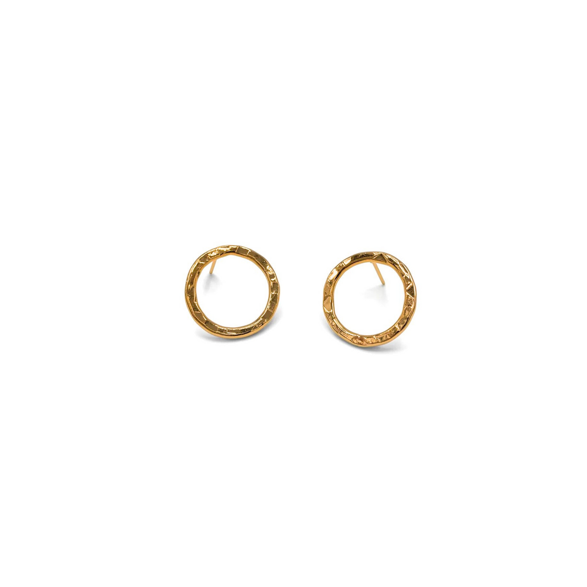 Los Small Rhodri texturizado Circular Post pendientes de JAREDJAMIN Joyería Online presentan a hammered brass open-circle design con 18K oro plate, flat posts for pierced ears, y are mostrado sobre a plain fondo blanco.