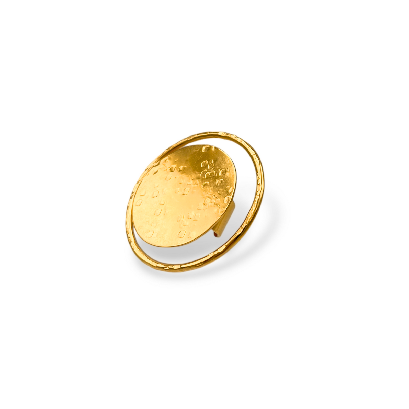 The Large Peacock Eye Ring by JAREDJAMIN Jewelry Online features an irregularly patterned oval disc set in a smooth, circular frame. Crafted from tarnish-proof 18k gold plate, its elegant design echoes the brooch’s peacock-eye style.