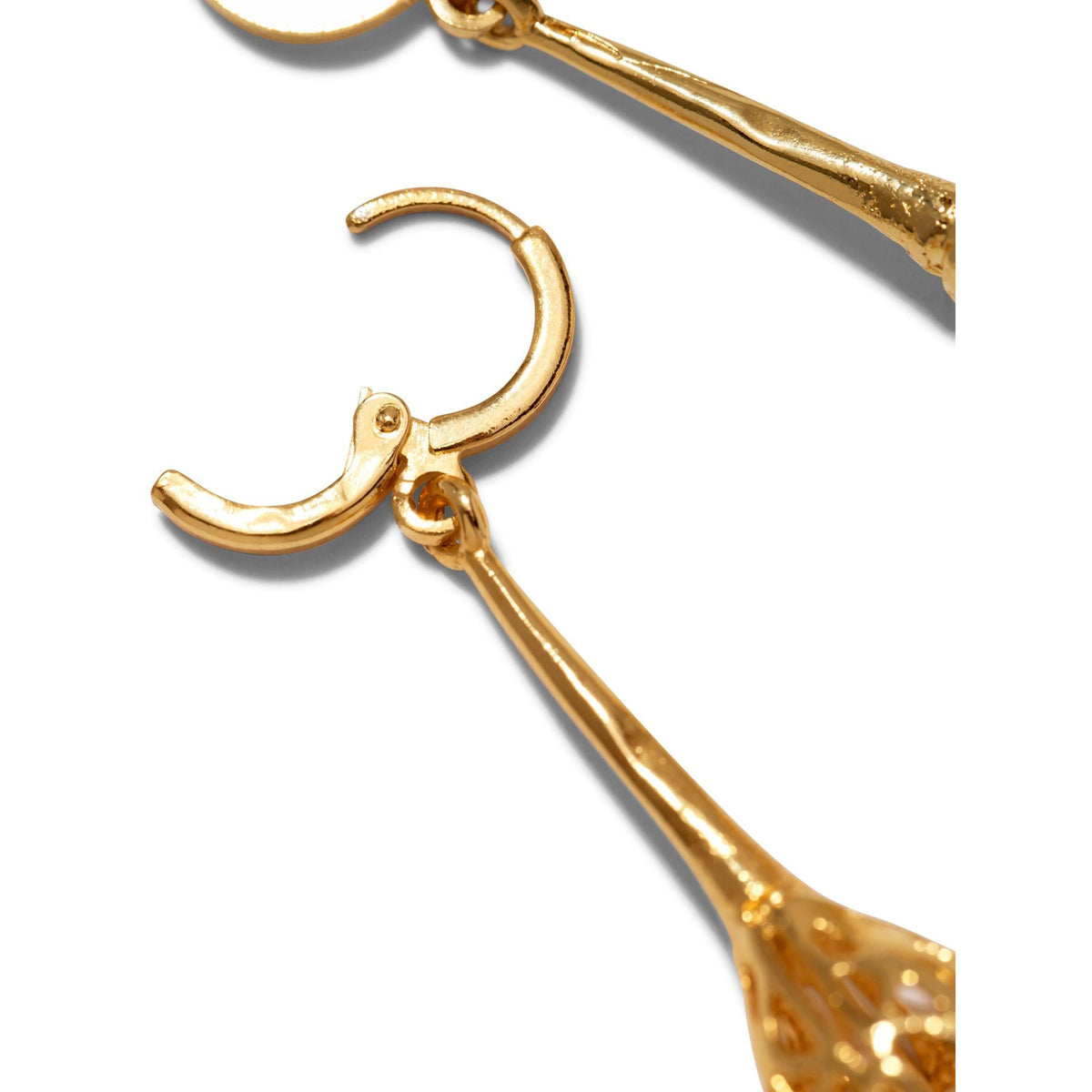 Un primer plano of the Jeannie colgante Lever Back pendientes de JAREDJAMIN Joyería Online, showcasing elegante 18K bañado en oro dangle drops.